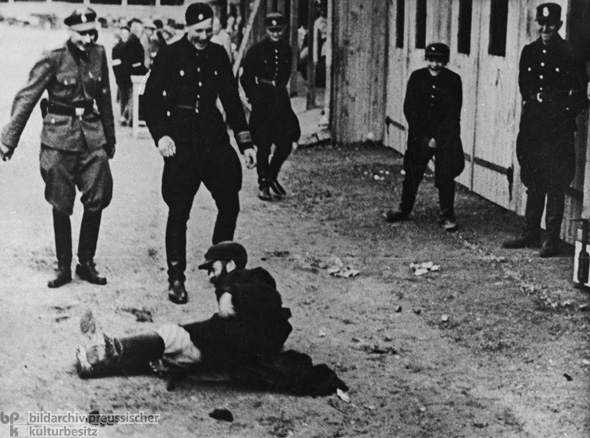 Ein Bewohner des Ghettos Lodz wird misshandelt und erniedrigt (1942)